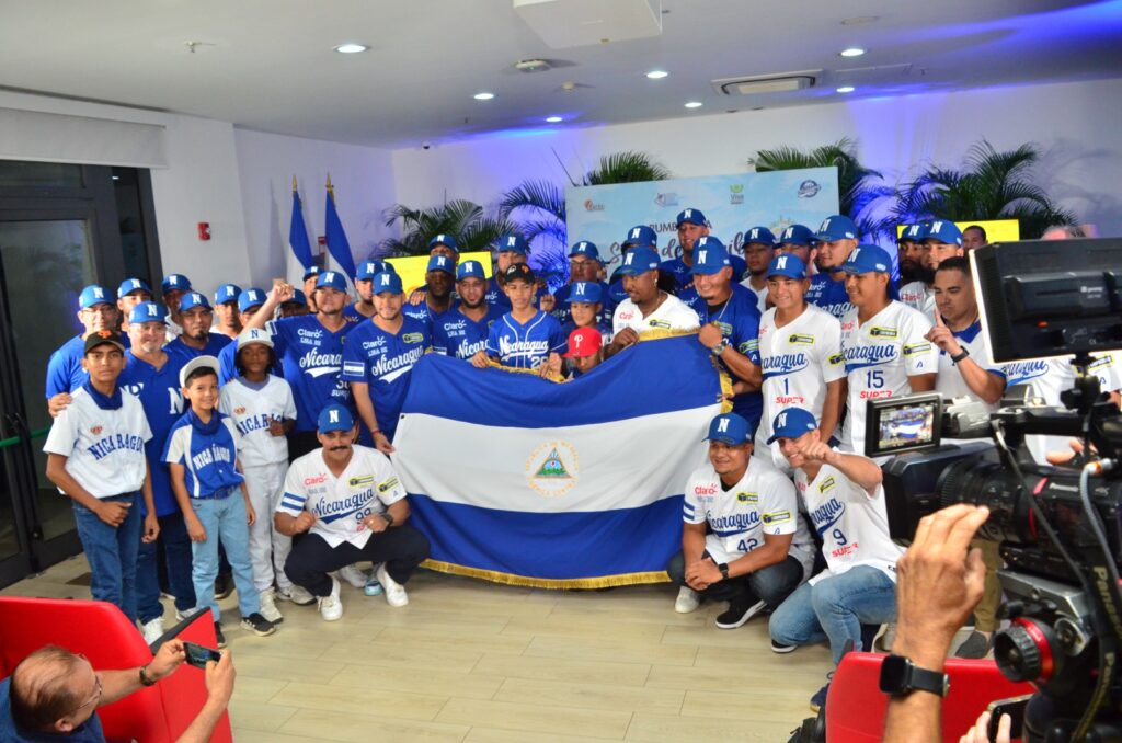 La Selección de Béisbol de Nicaragua recibió la bandera Azul y Blanco y está lista para el reto en la Serie del Caribe 2024.